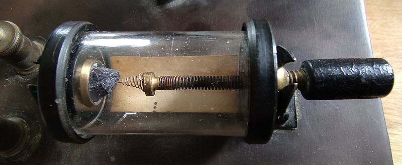 File:Radio-close.jpg